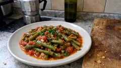 Fagiolini in umido al pomodoro: contorno casalingo con sughetto da scarpetta