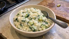 Risotto zucchine e stracchino: cremoso al punto giusto, pronto in circa 30 minuti