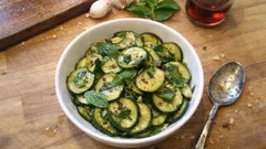 Zucchine in agrodolce in padella: il contorno che migliora dopo 30 minuti di riposo